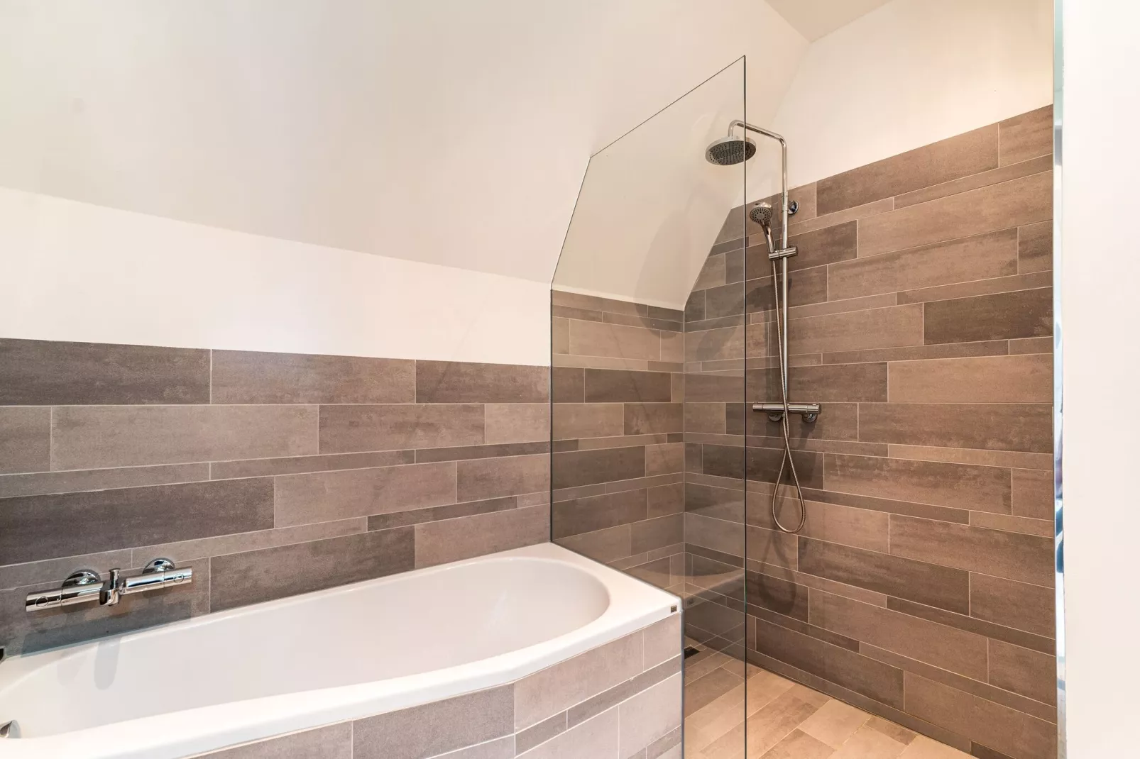 Residentie Heesdael - Suite C boven-Badkamer