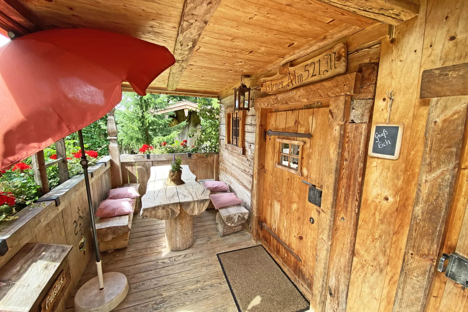 Almhütte-Buitenkant zomer