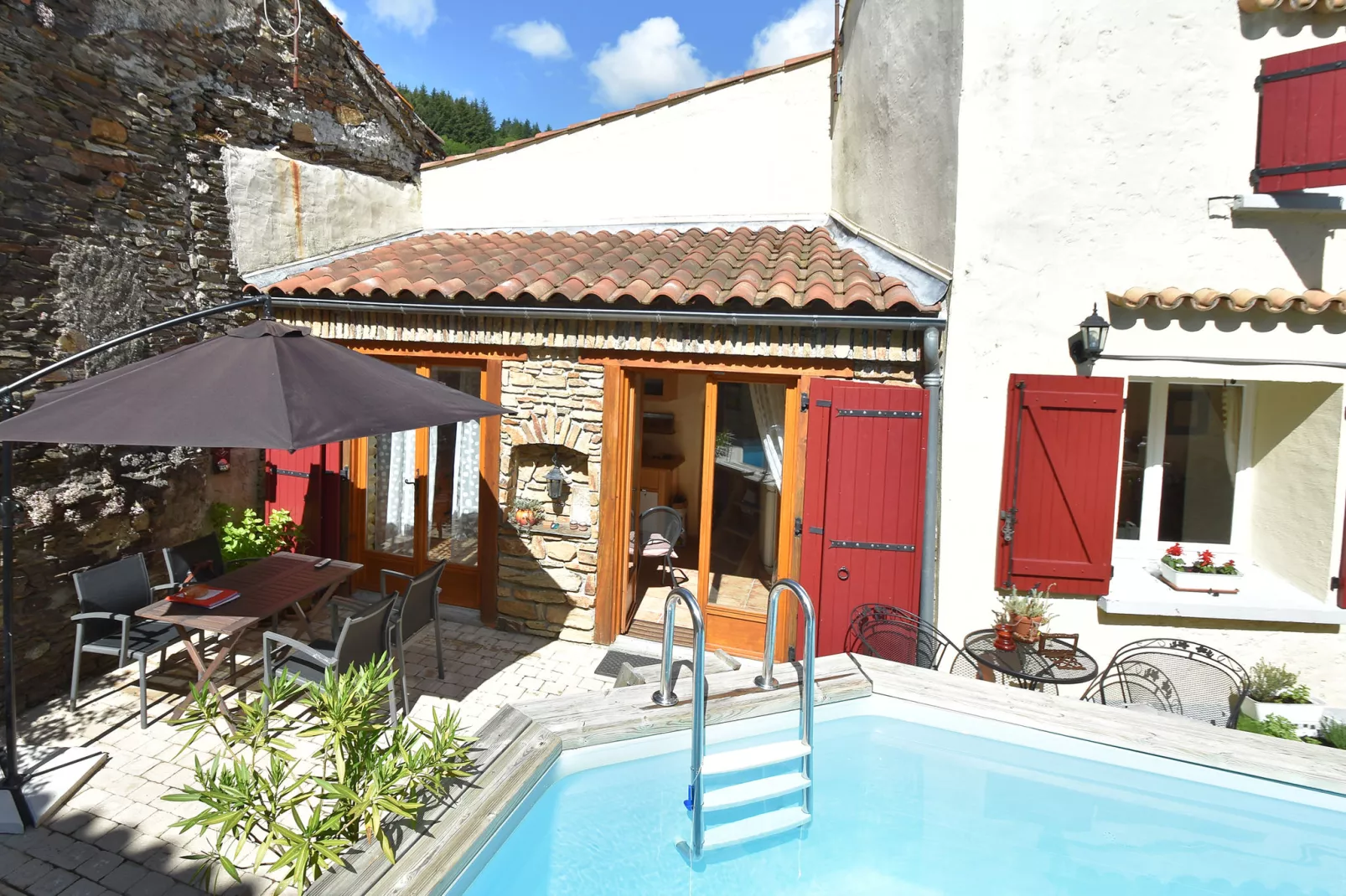 Vakantiehuis met zwembad in Cuxac-Cabardès-Tuinen zomer