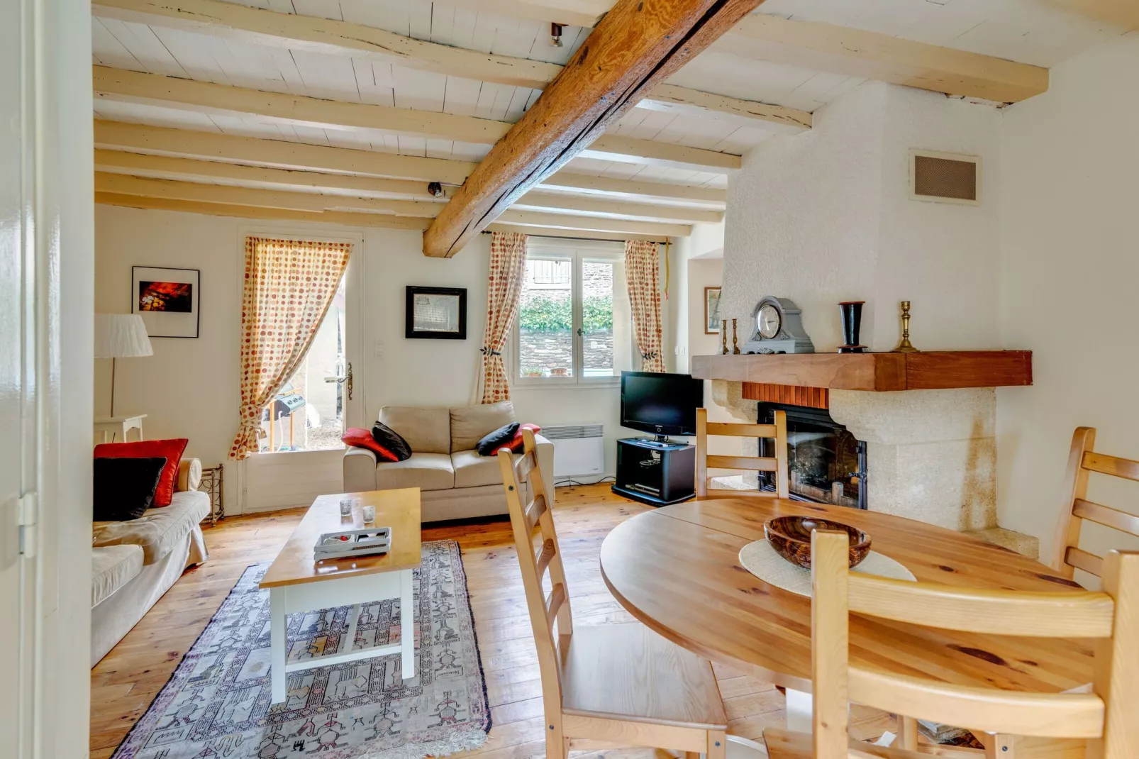 Vakantiehuis met zwembad in Cuxac-Cabardès-Eetkamer
