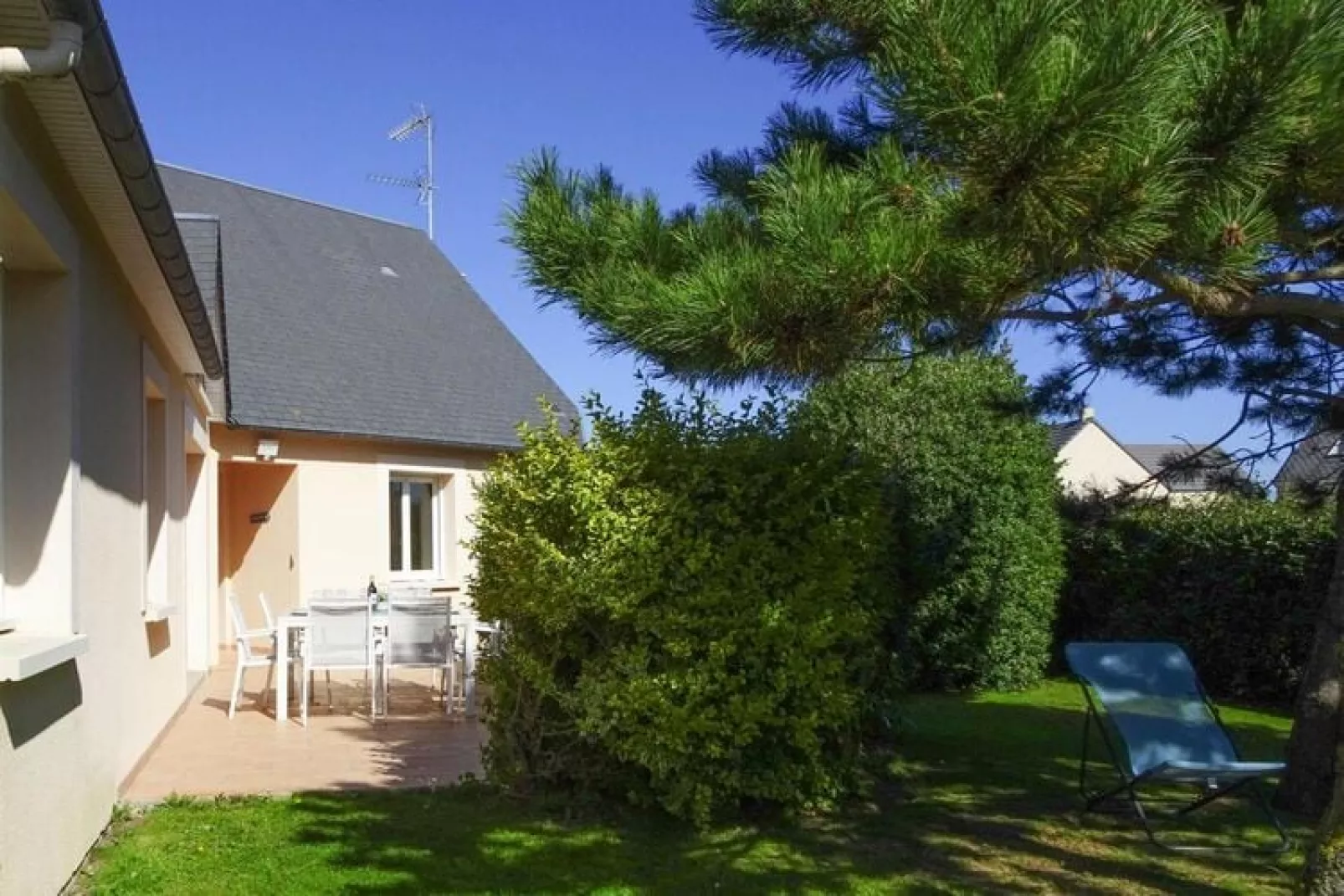 Holiday home Saint-Germain-sur-Ay-Buitenkant zomer