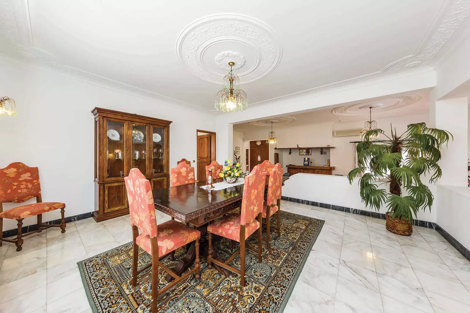 Villa Manoel-Eetkamer