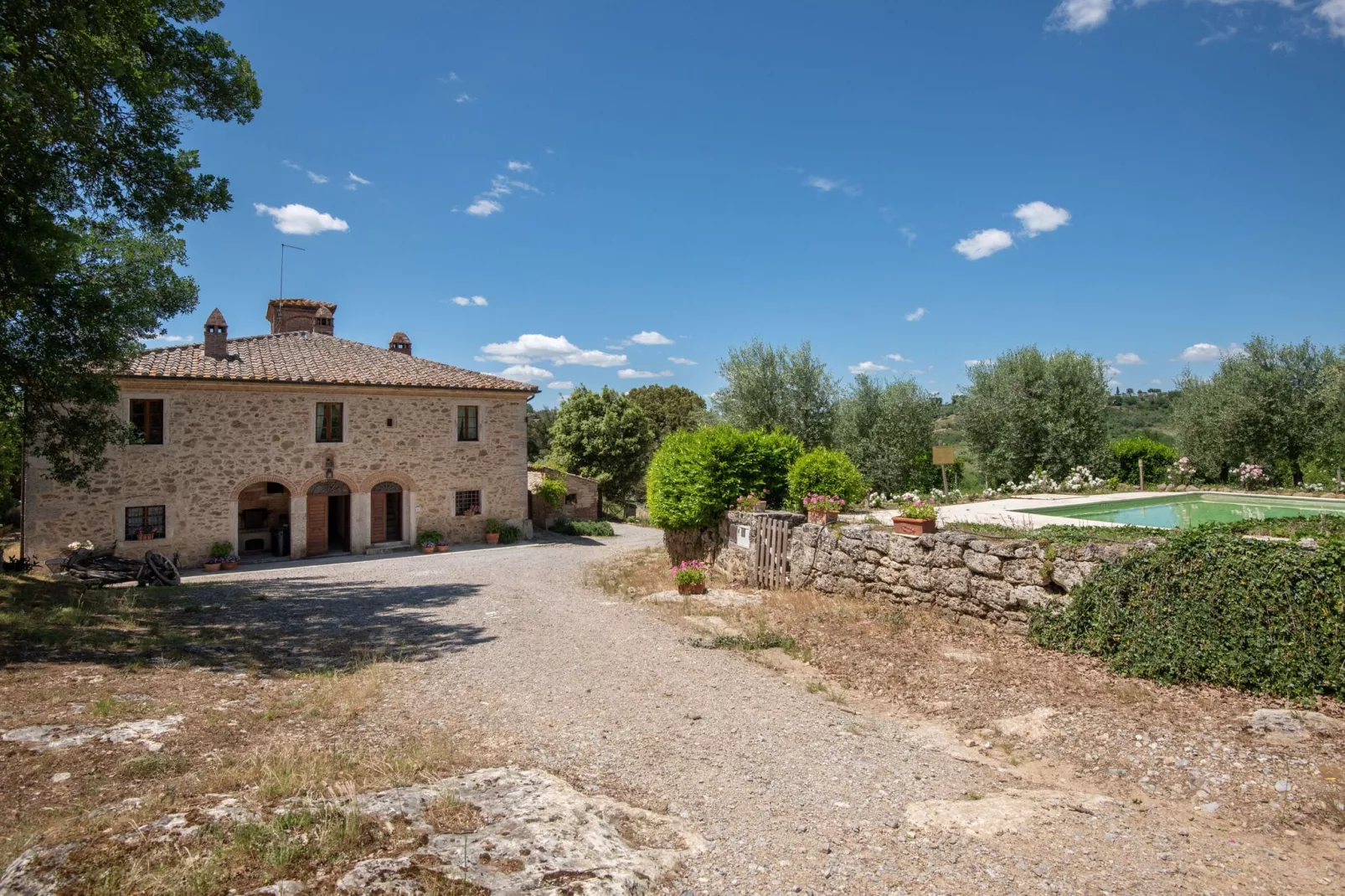 Rustiek appartement in Rapolano Terme met zwembad - Buitenkant zomer
