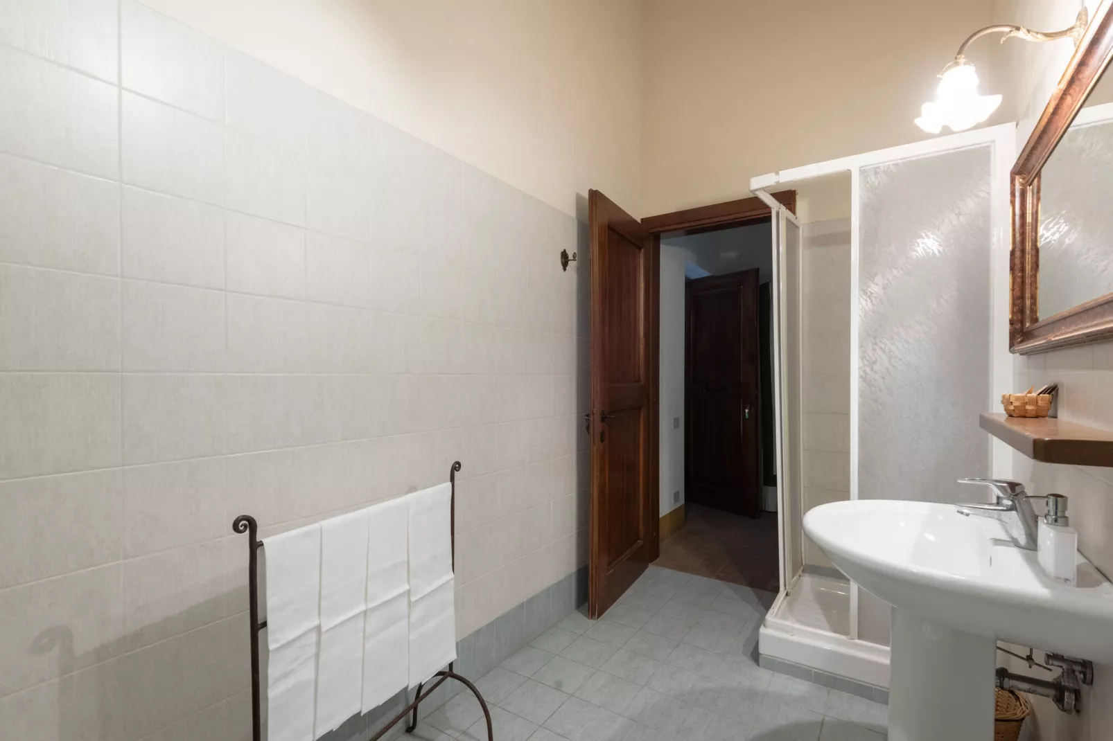 Rustiek appartement in Rapolano Terme met zwembad - Badkamer