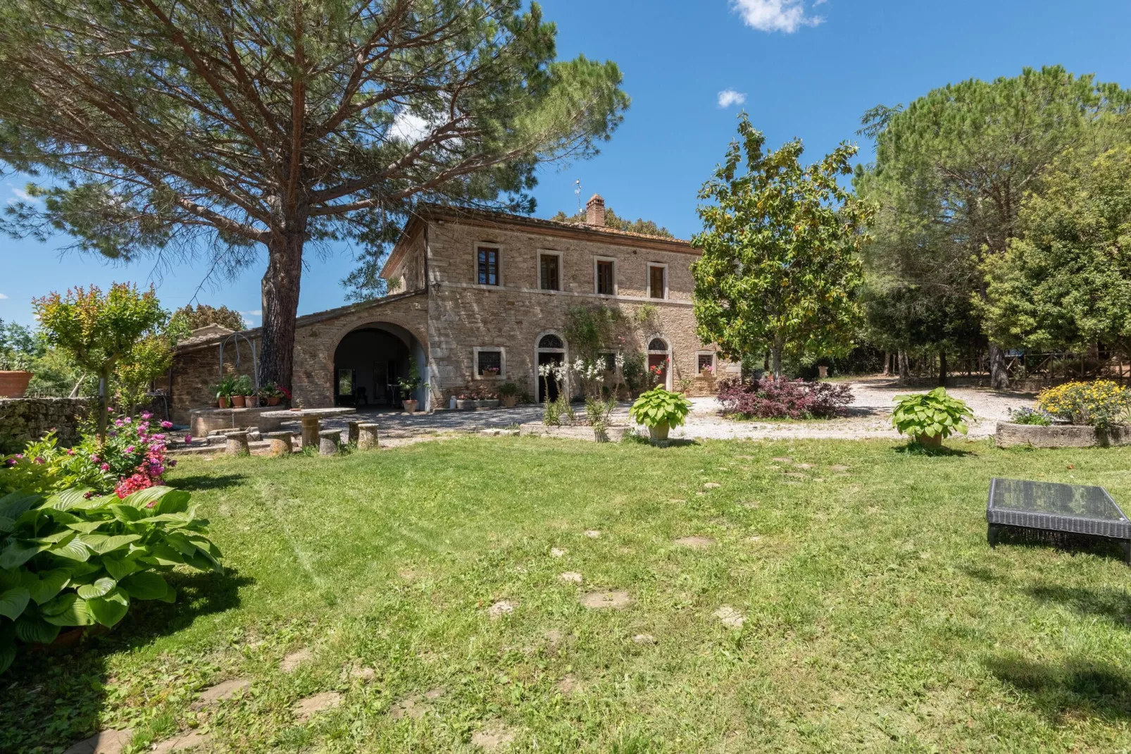 Rustiek appartement in Rapolano Terme met zwembad - Tuinen zomer