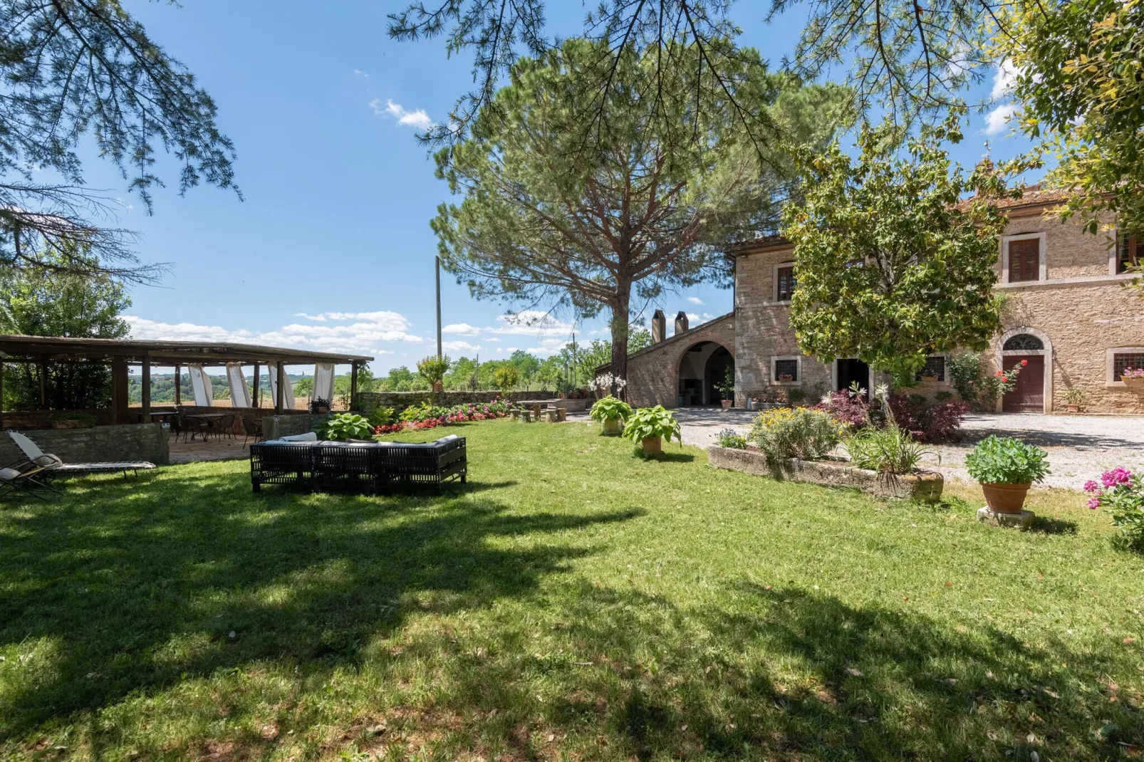 Rustiek appartement in Rapolano Terme met zwembad - Tuinen zomer