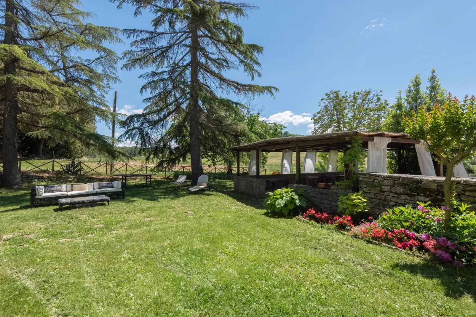 Rustiek appartement in Rapolano Terme met zwembad - Tuinen zomer