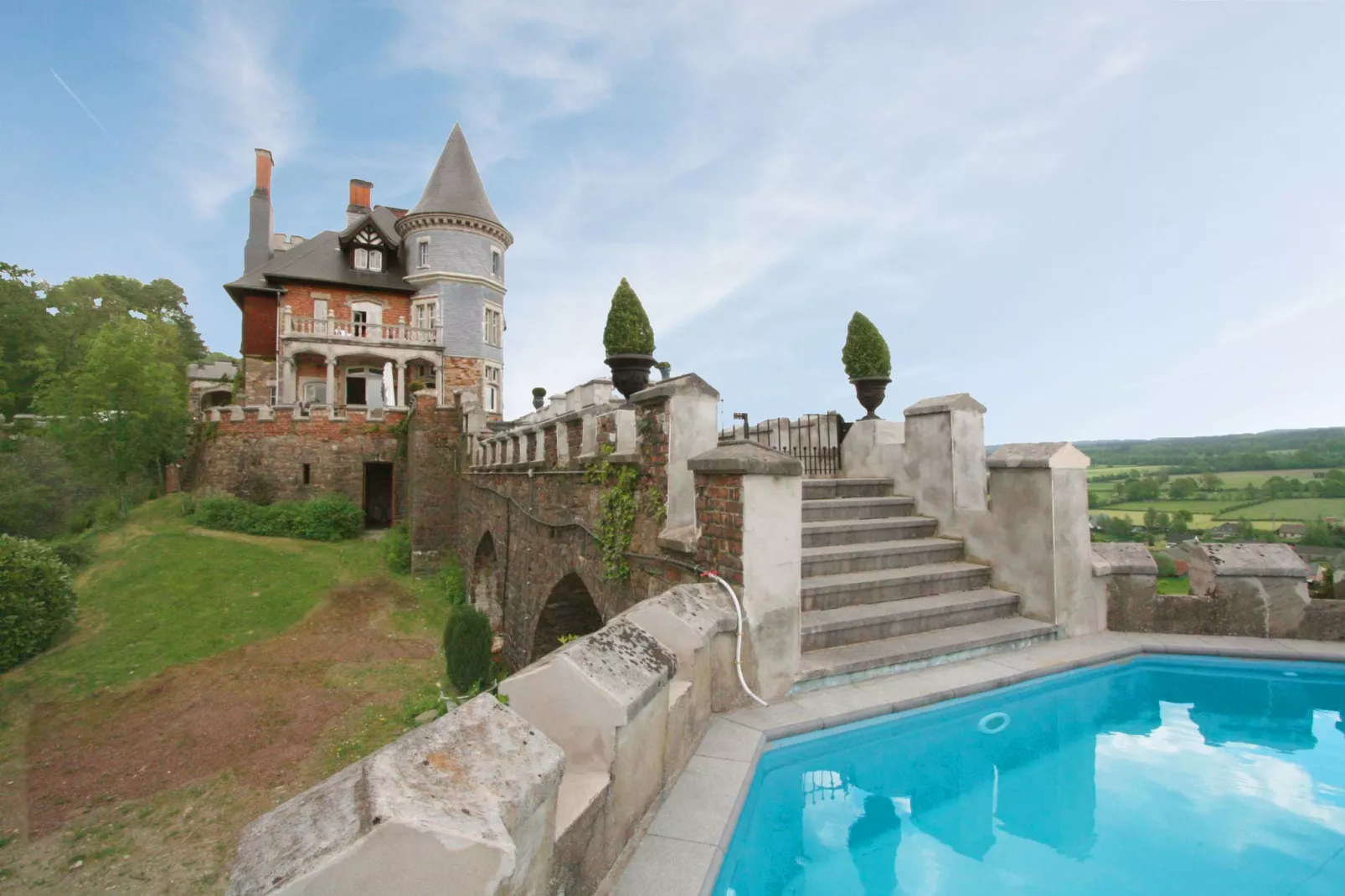 Le Chateau de Balmoral - 34 pers-Buitenkant zomer