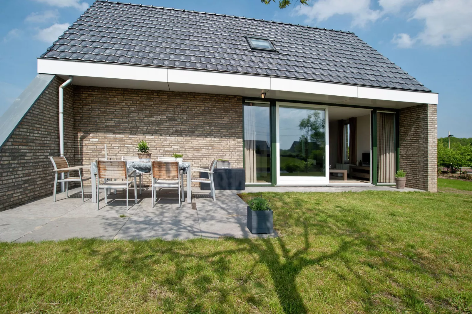 Maaspark Boschmolenplas - Tuinblik-Buitenkant zomer