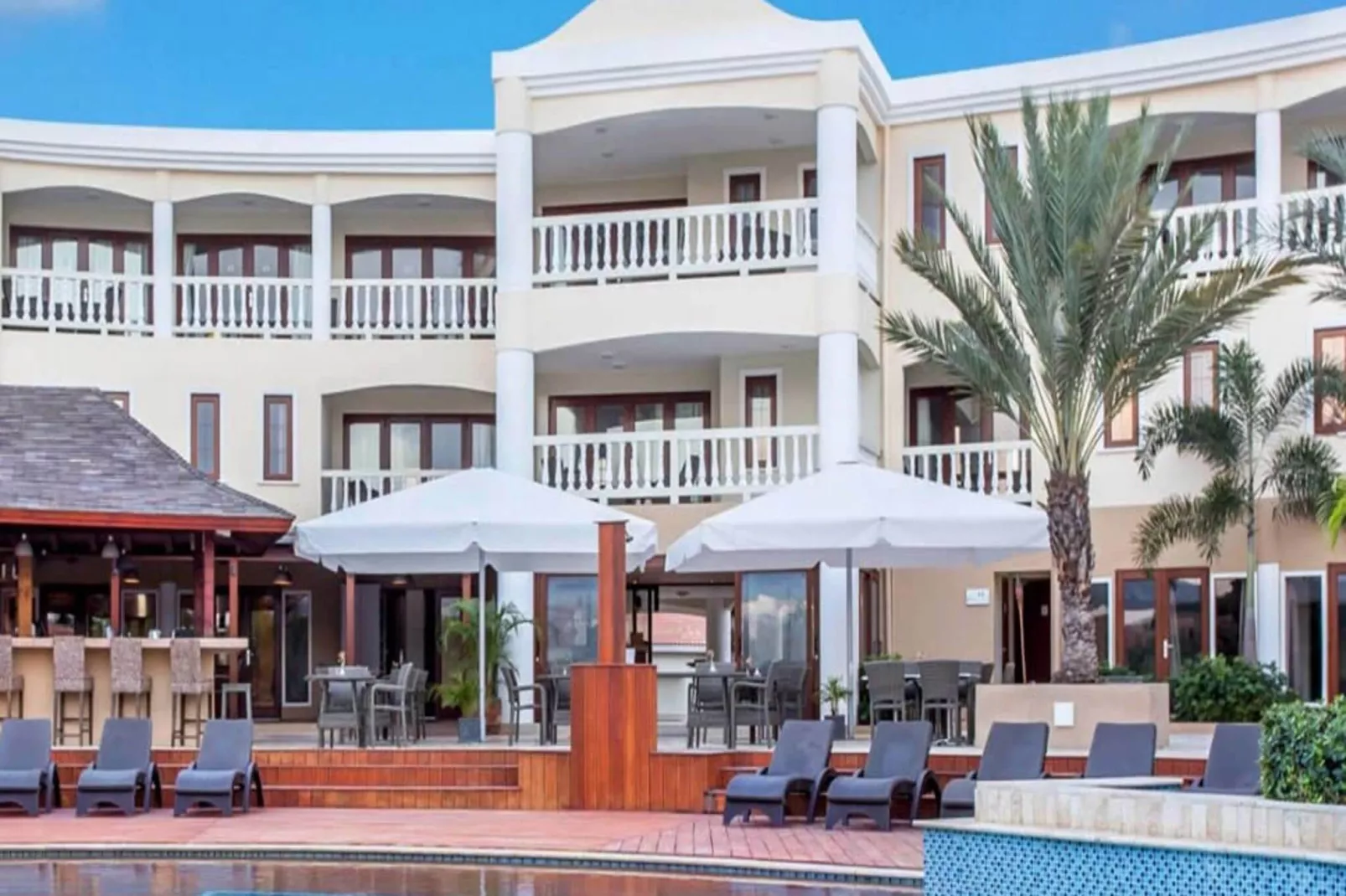 Appartement 3 bedroom-2 bathroom-Buitenkant zomer