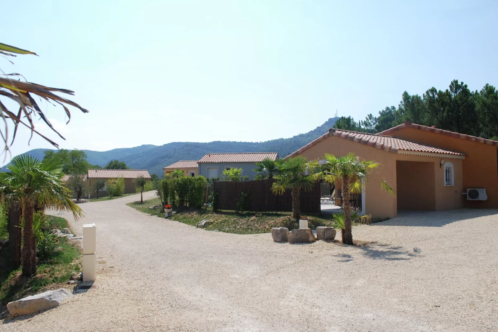 Sampzon Mimosa ou Iris - Uitzicht zomer