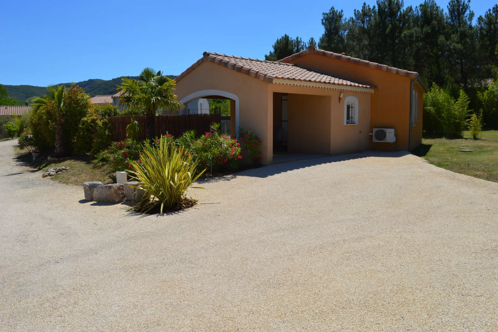 Sampzon Mimosa ou Iris - Uitzicht zomer