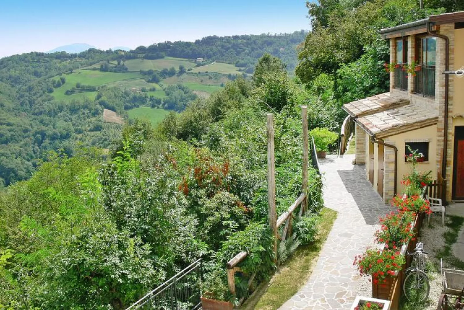 Agri-tourism La Filomena Montefortino-La Quiete - Passero-Buitenkant zomer