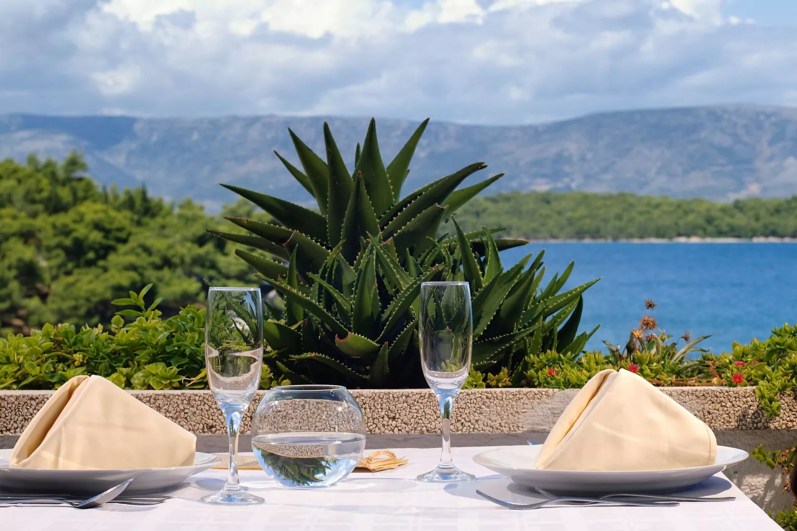 Apartments Fontana Resort Jelsa- Deluxe one bedroom apartment suite 2&2 - 68 qm 4 Pers-Uitzicht