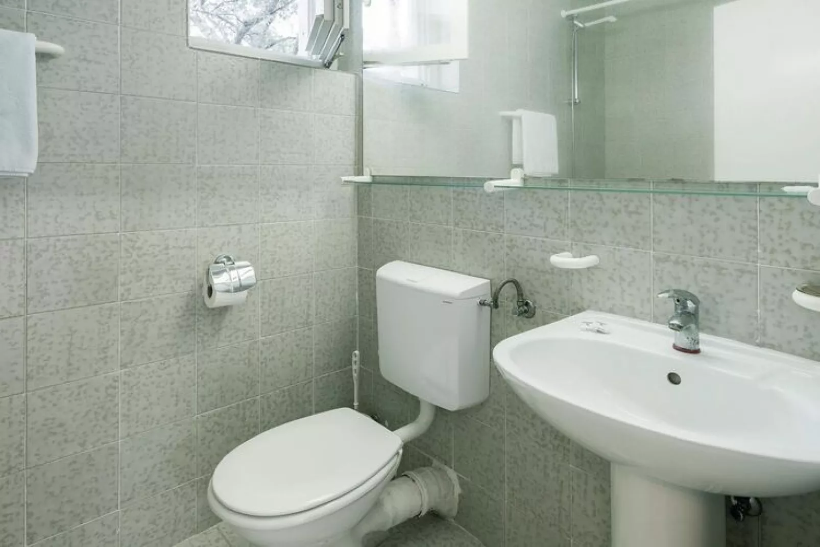 Apartments Fontana Resort Jelsa - Deluxe two bedroom apartment suite 4&2 - 71 qm - 6 Pers-Badkamer
