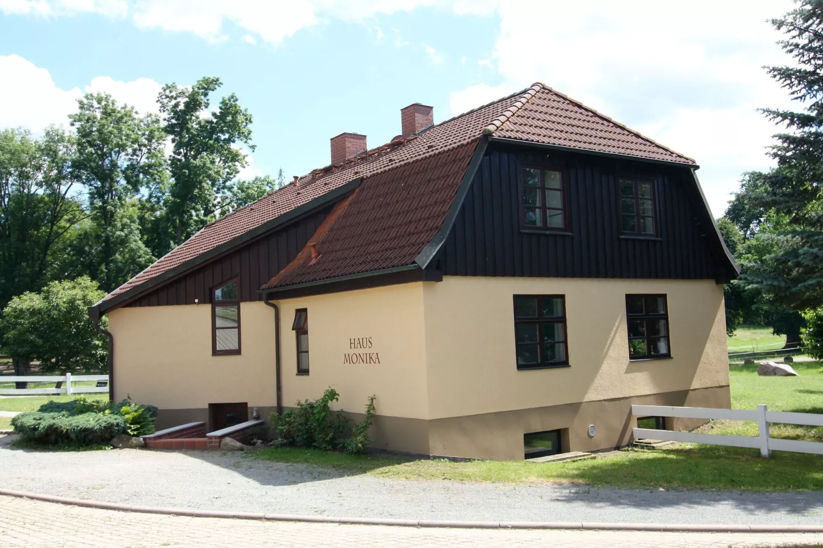 Haus Monika 200 qm / 7-8 Personen-Buitenkant zomer