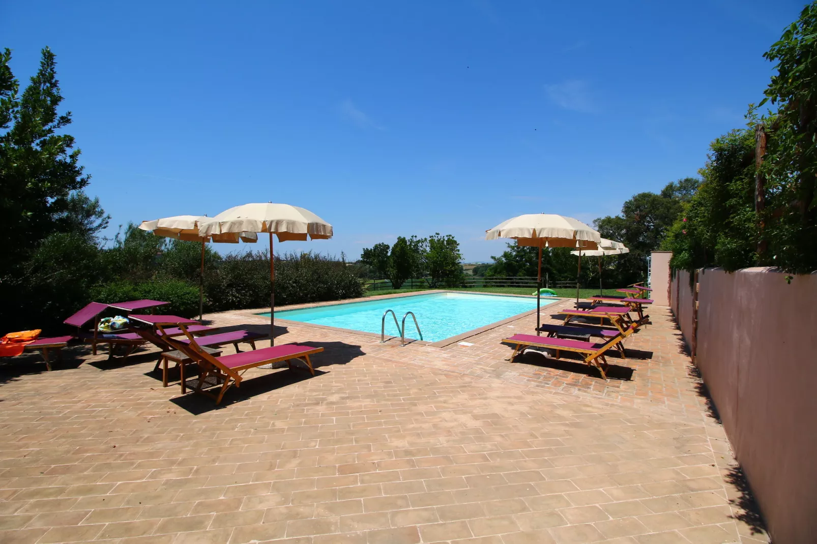 Ginestra-Buitenkant zomer