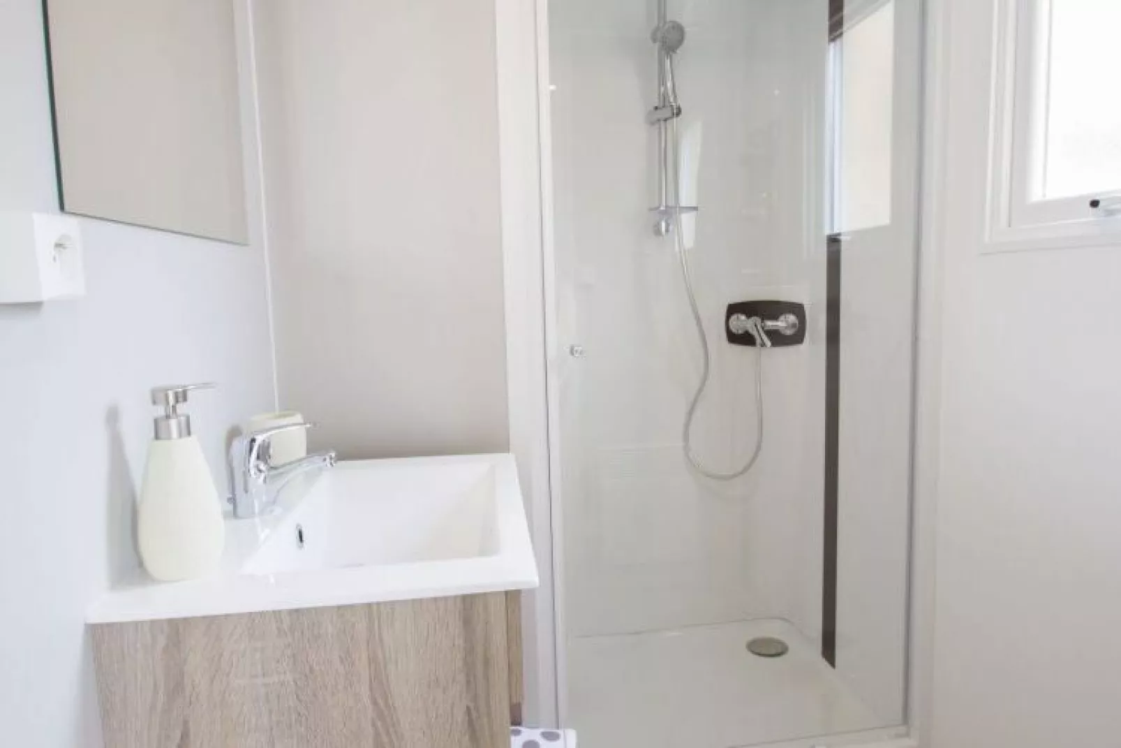 Caravanpark Domaine Sainte Véziane Bessan-Mobilhome Premium 2 chambres 4-6 pers-Badkamer