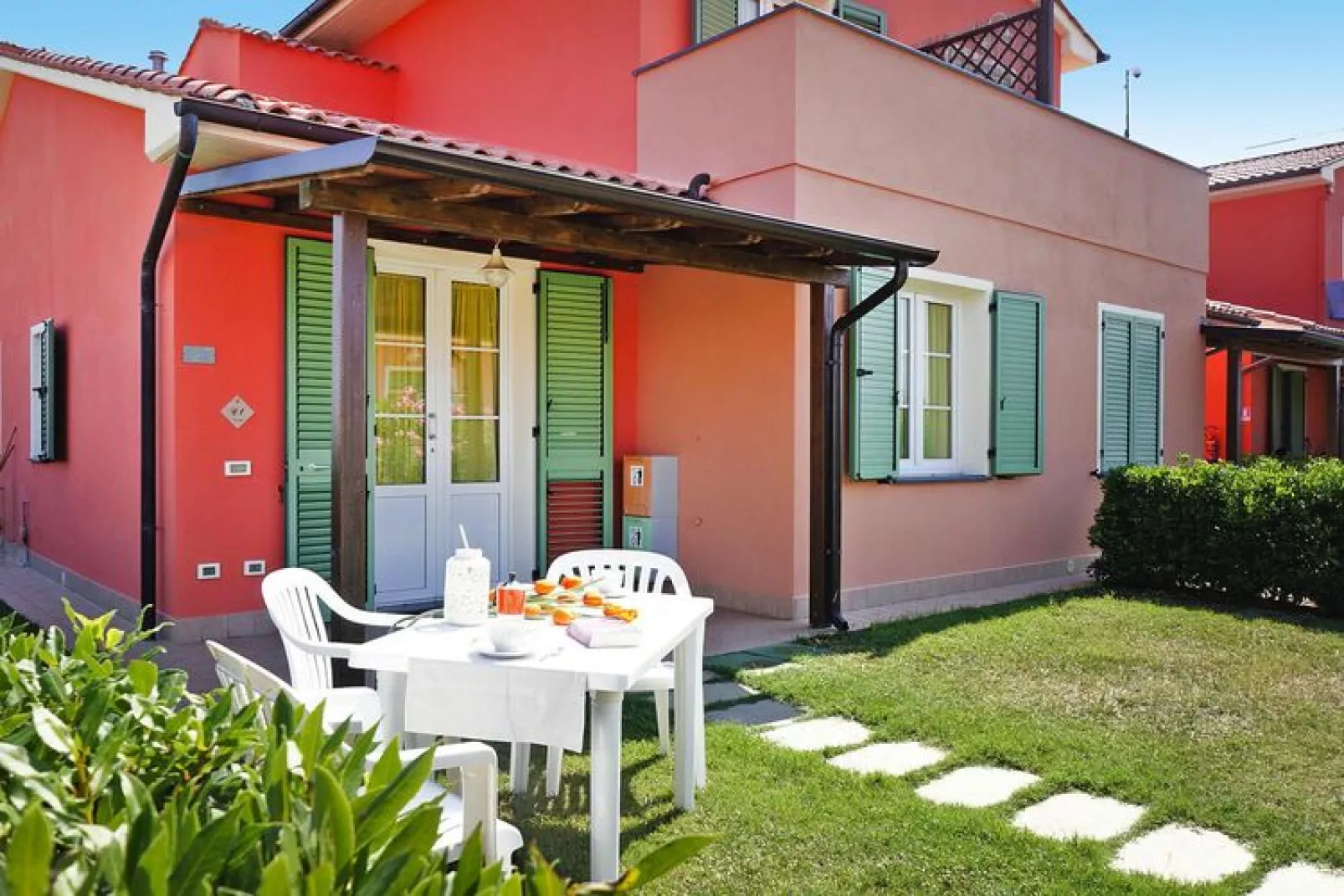 Holiday residence Rosa dei Venti, Vada-Bilo 5 Loft piano terra ponente-Buitenkant zomer