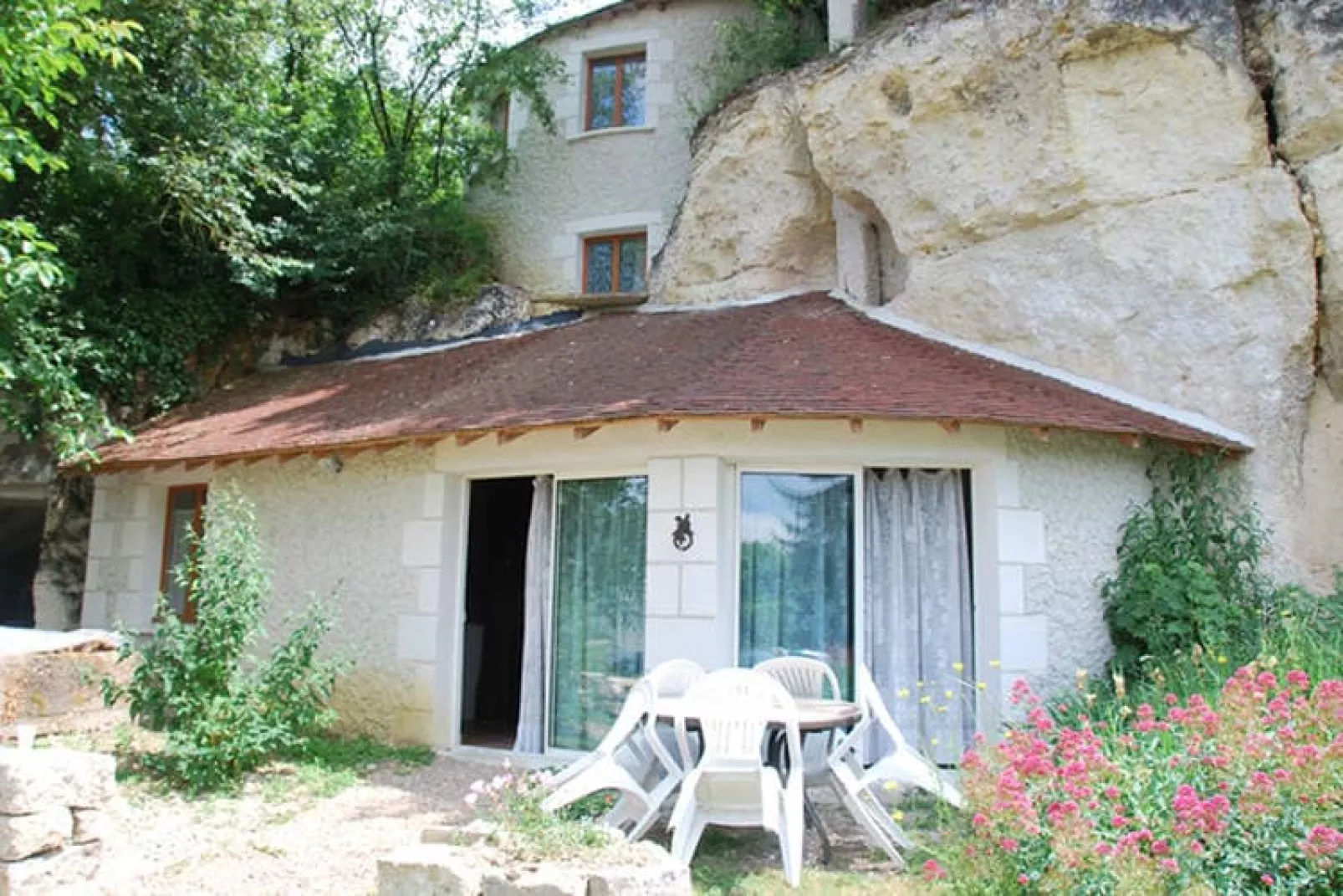 Maison troglodyte - La Tour-Buitenkant zomer