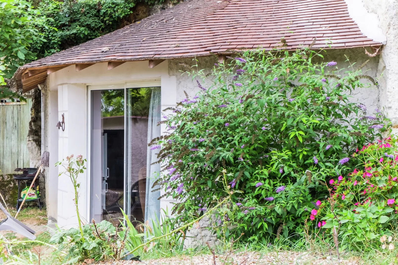 Maison troglodyte - La Tour-Buitenkant zomer