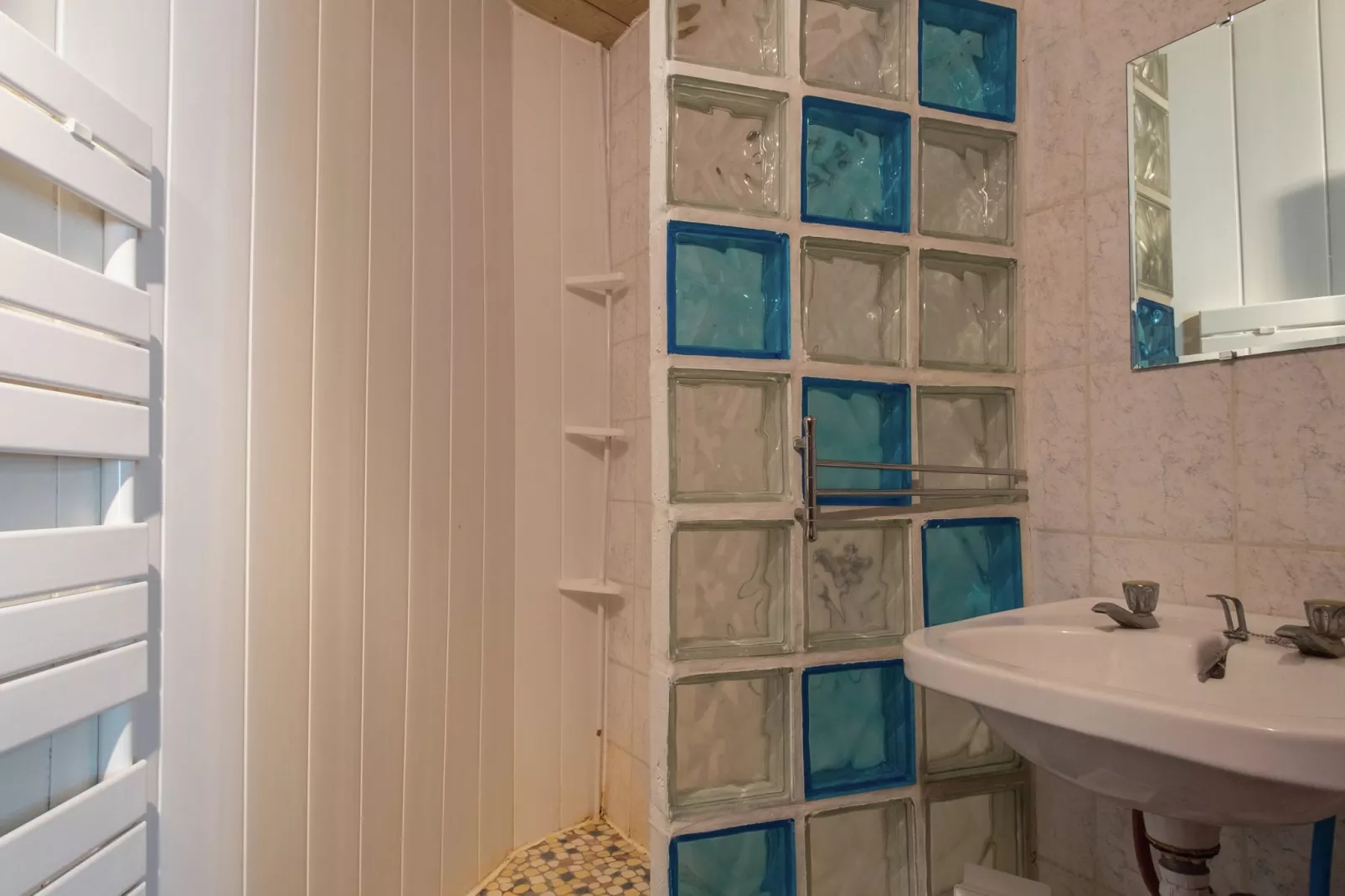 Maison troglodyte - La Tour-Badkamer