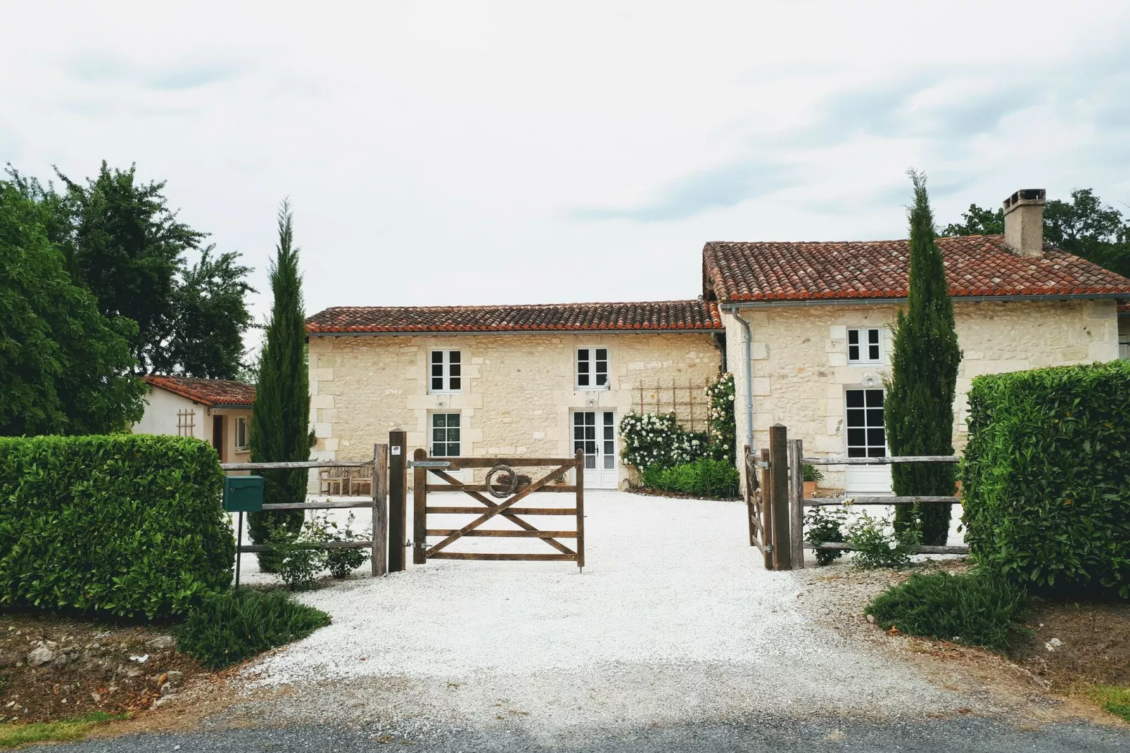 Maison de vacances Verteillac-Buitenkant zomer