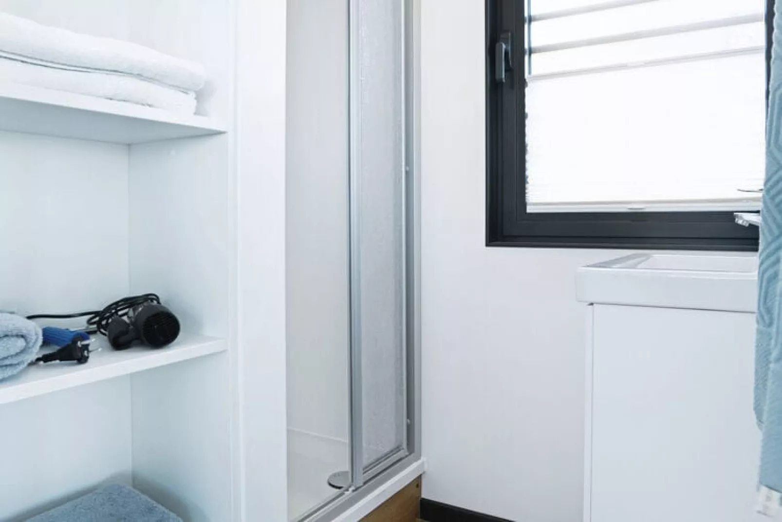 Floating 44 - LP 6 / 4 Personen-Badkamer