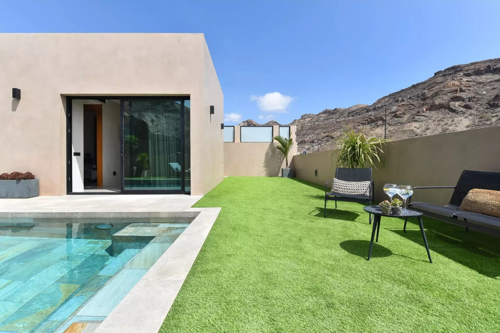 VILLA ALMADIES TAURO-Tuinen zomer