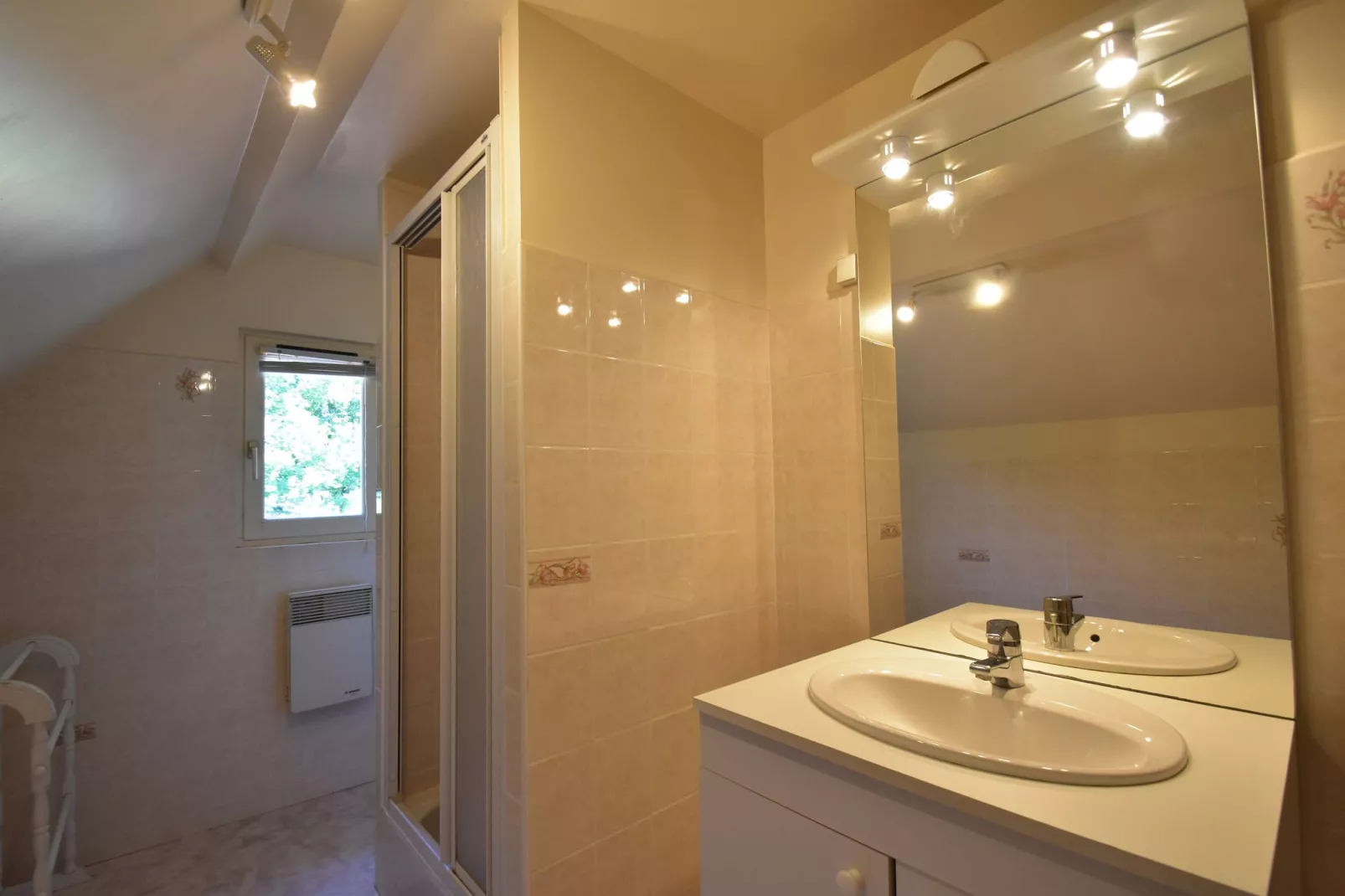 St Julien de Lampon-Badkamer