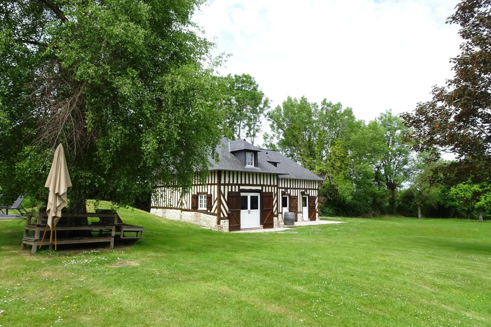 Property in Le Mesnil sur Blangy-Buitenkant zomer