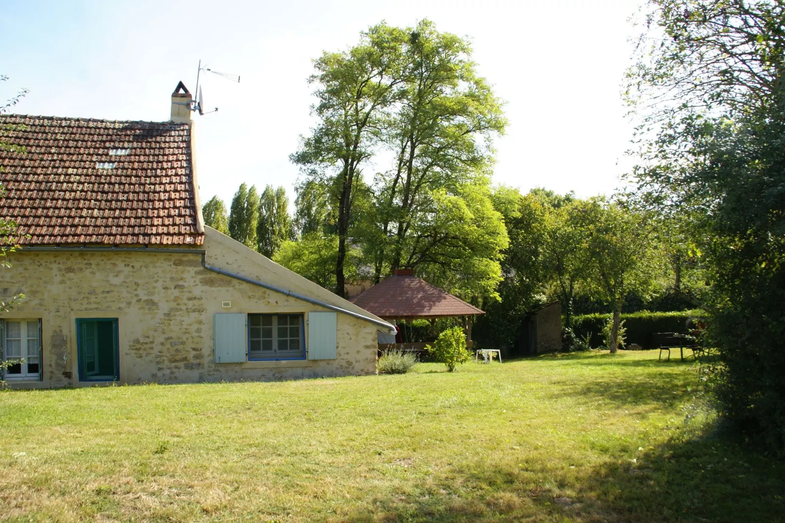 Maison de vacances Vitry Lache-Tuinen zomer