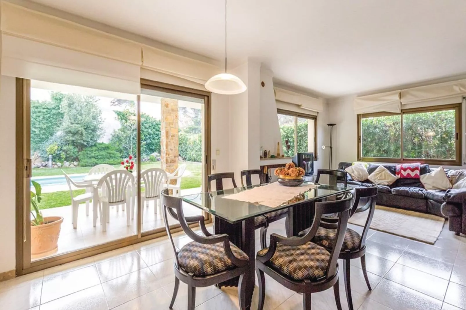 Casa con piscina y jardín L'Escala-Eetkamer