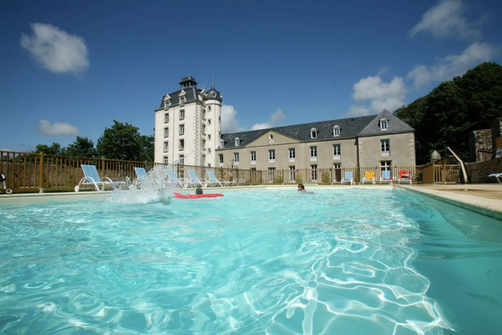 Le Château de Keravéon 4-Zwembad