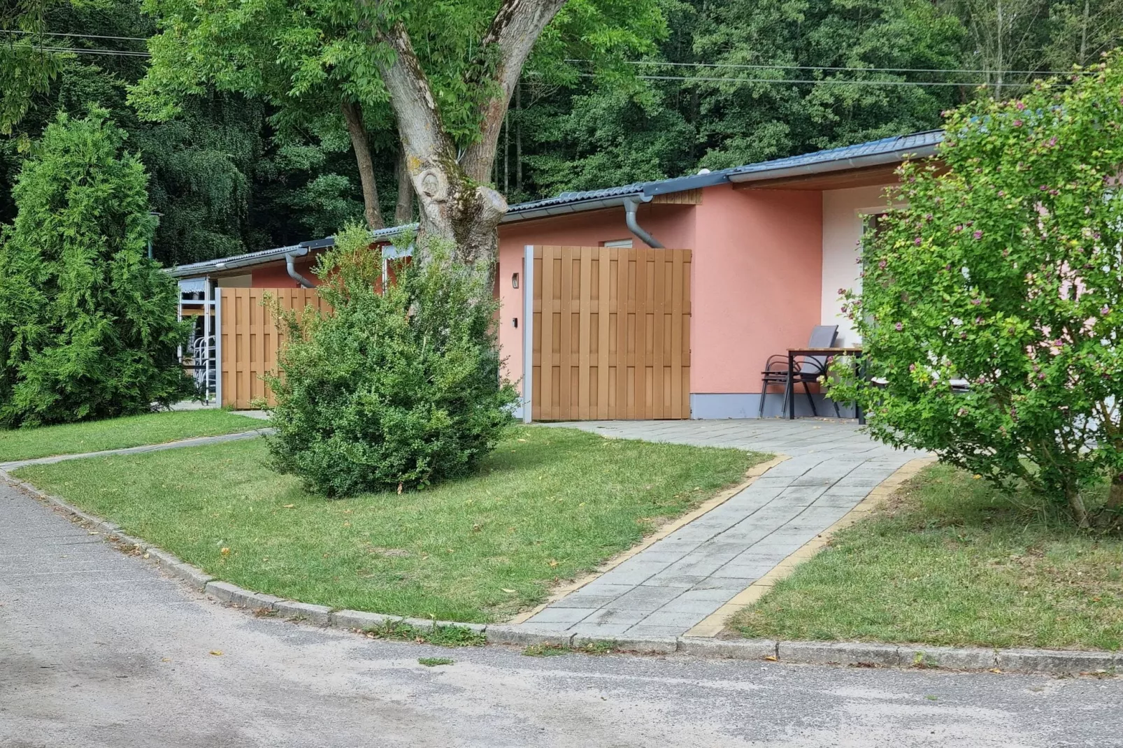 Reihenbungalow Nr 7 / Belegung 4 Personen-Buitenkant zomer