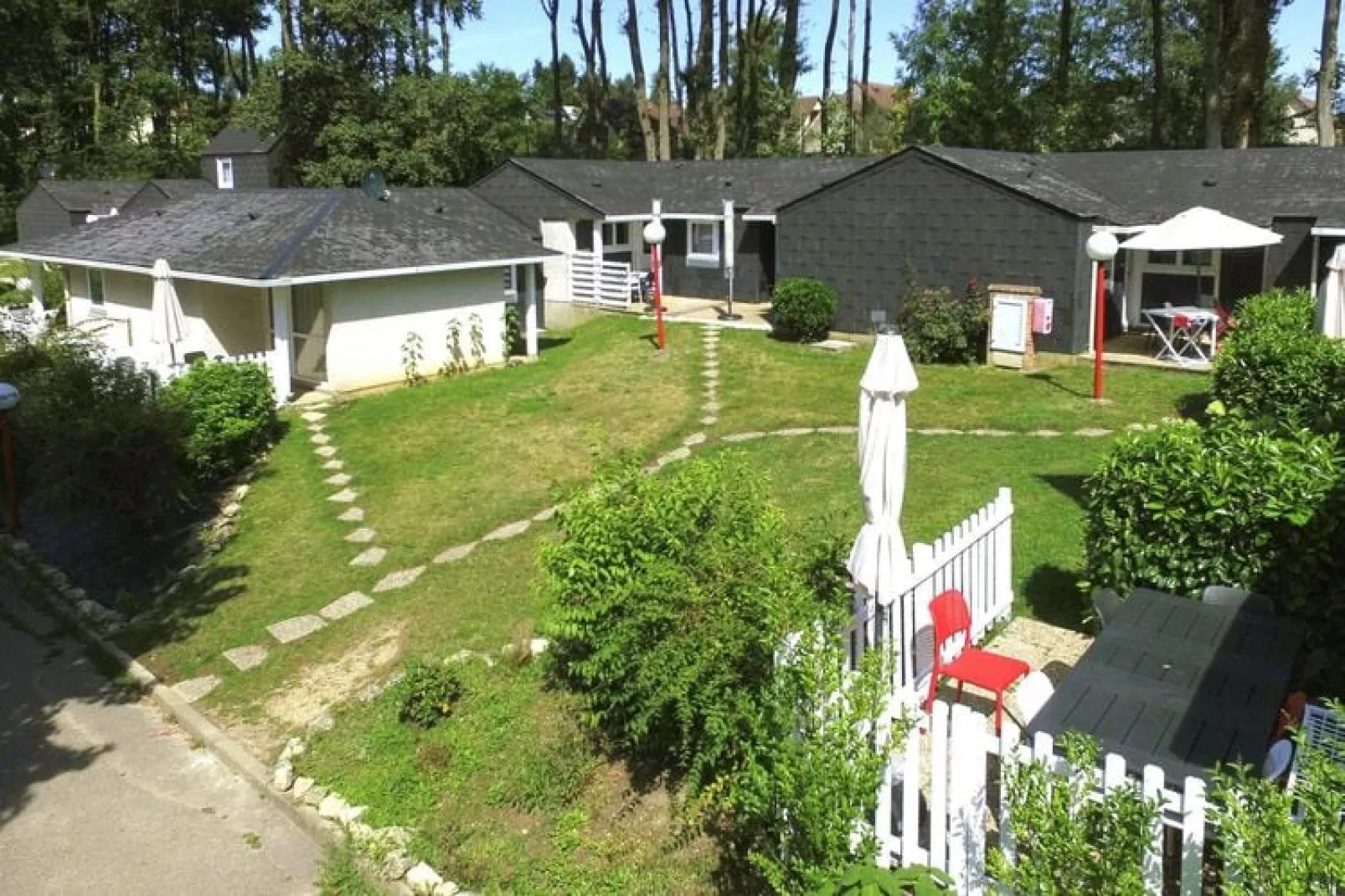 Holiday resort Normandie Forges-les-Eaux // Gîte 3 pcs 5 pers et 1 bébé 2 salles d'eau-Tuinen zomer