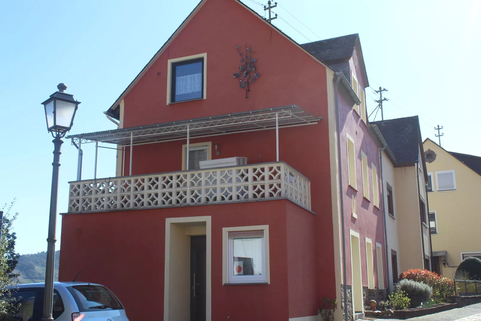 Gruppenhaus Moselblick-Buitenkant zomer