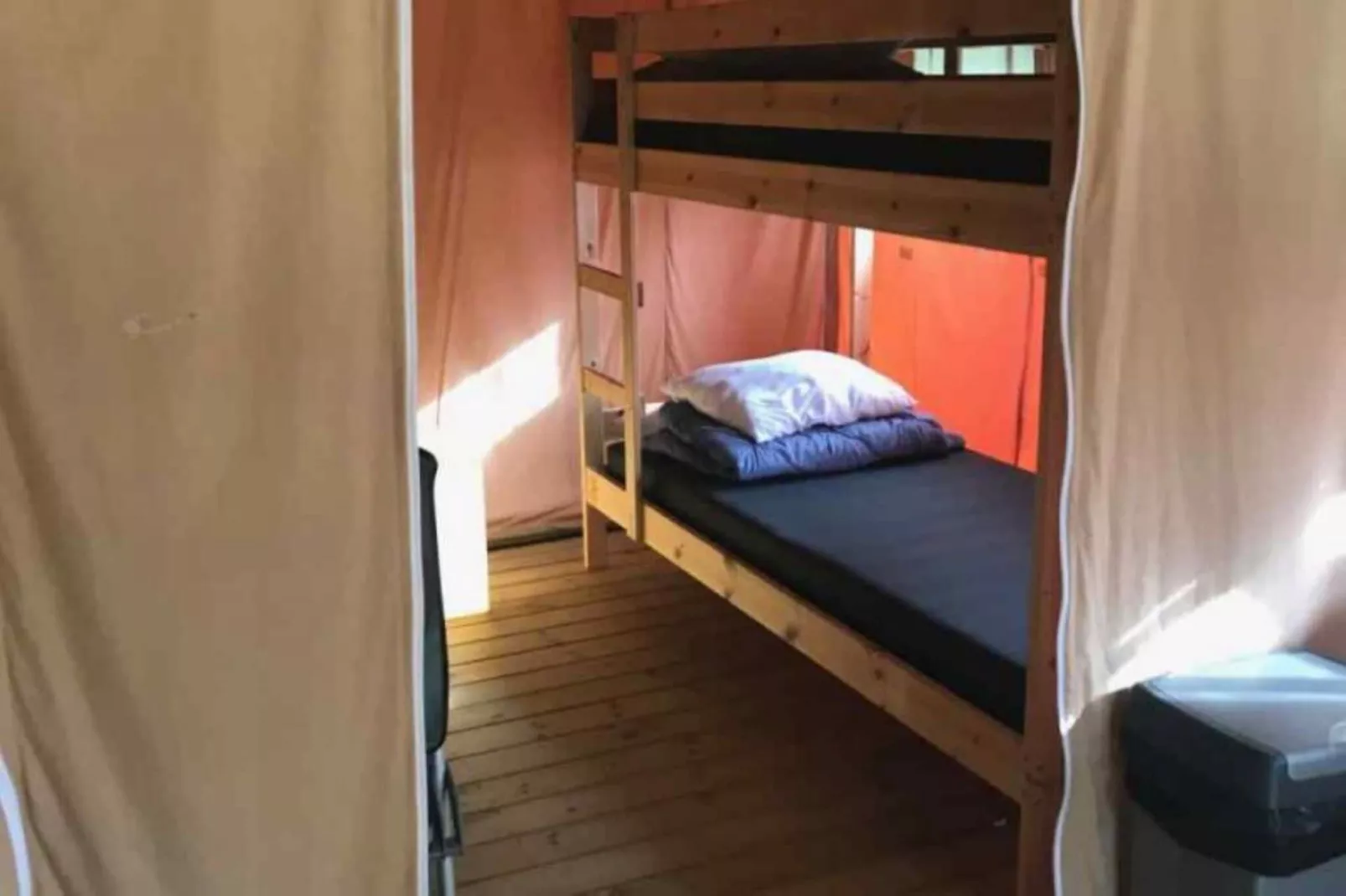 Luxe safaritent op Ameland-Slaapkamer