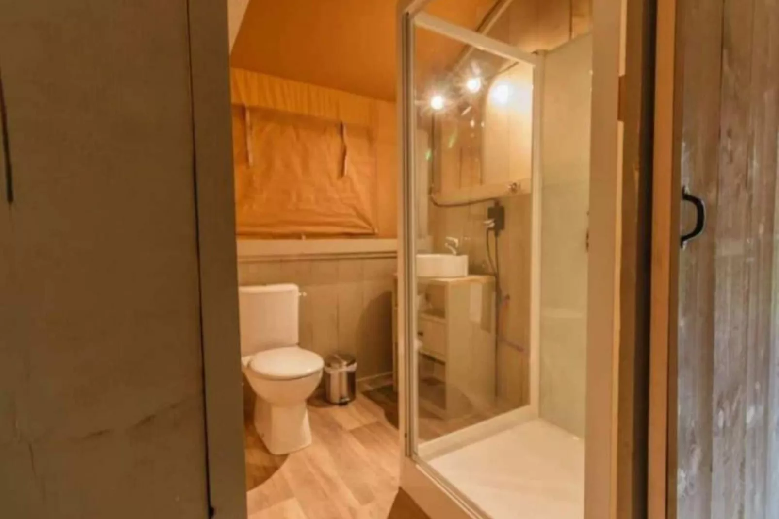 Luxe safaritent op Ameland-Badkamer