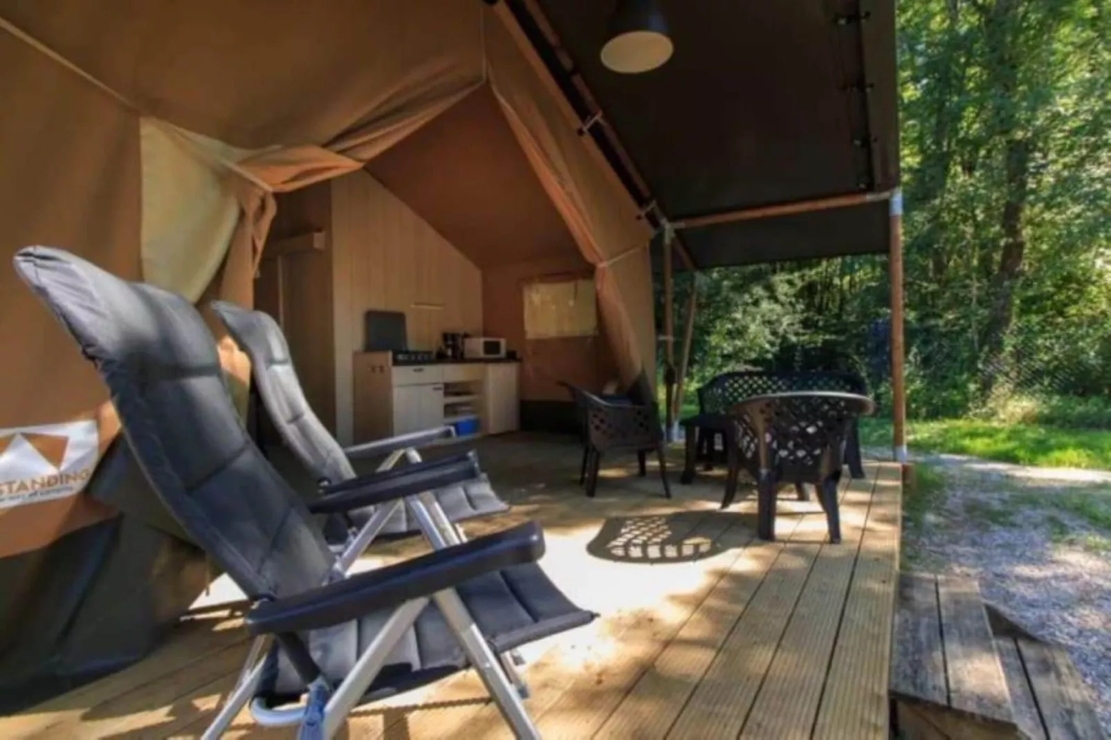 Luxe safaritent op Ameland-Terrasbalkon