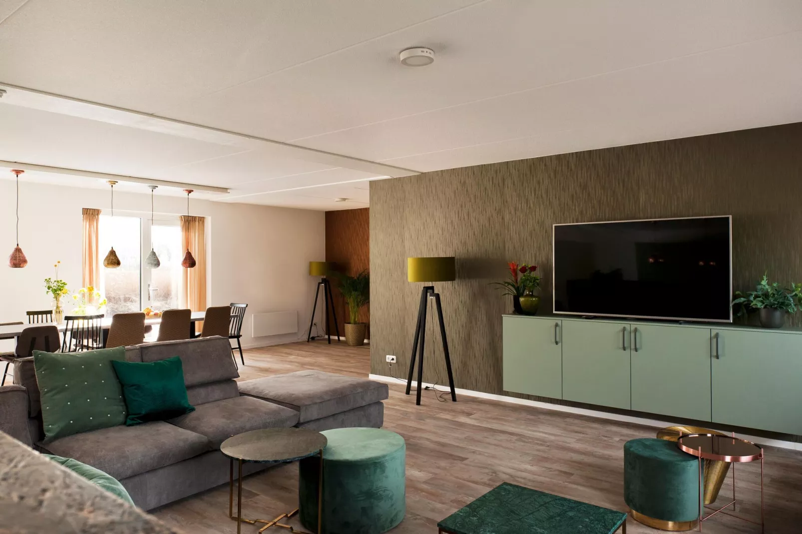 24 pers Pallertshuis Wellness de luxe met sauna en hout gestookte hottub-Woonkamer